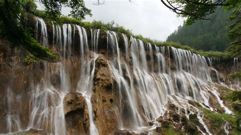 黃龍有哪些景色?龍頭瀑布的水勢如龍騰雲霄，令人驚豔。